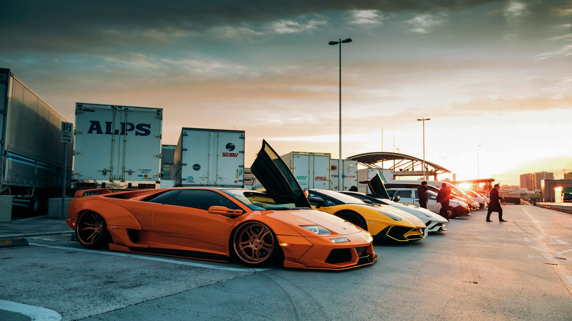 主教练关注比赛细节在暂停时间精准布置完成战术转折,比赛中教练请求暂停的时间为